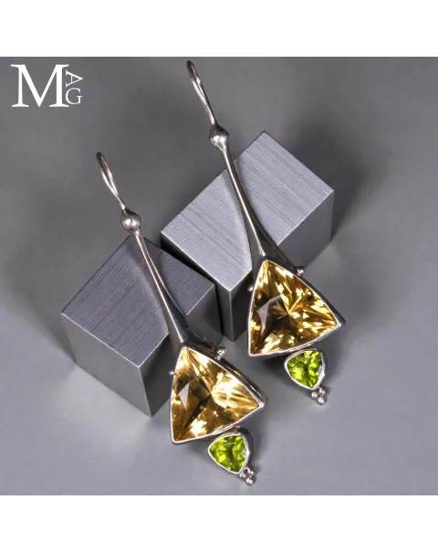 Orecchini in argento con quarzo citrino trillion e peridoto naturale.