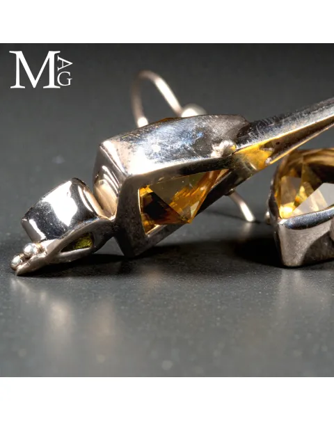 Orecchini in argento con quarzo citrino trillion e peridoto naturale.