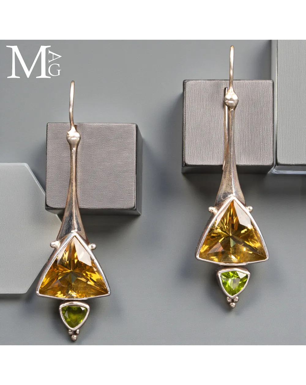 Orecchini in argento con quarzo citrino trillion e peridoto naturale.