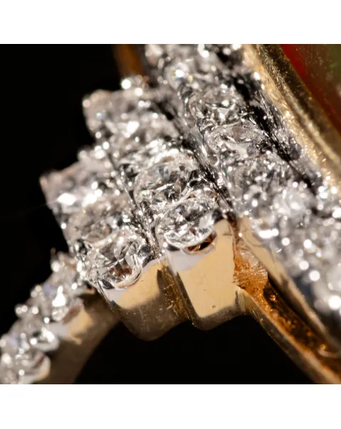 Esclusivo Anello: Opale Nero e Diamanti.