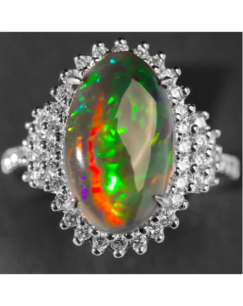 Anello in Oro Bianco con Opale Nero Etiope e 50 Diamanti.