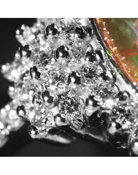 Anello in Oro Bianco con Opale Nero Etiope e 50 Diamanti.