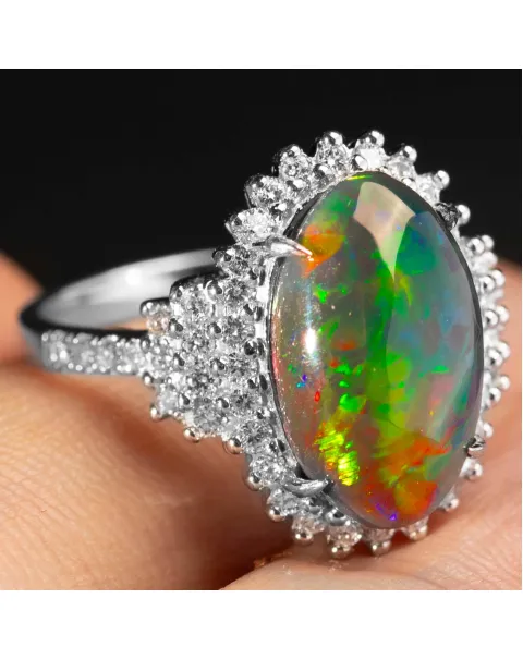 Anello in Oro Bianco con Opale Nero Etiope e 50 Diamanti.