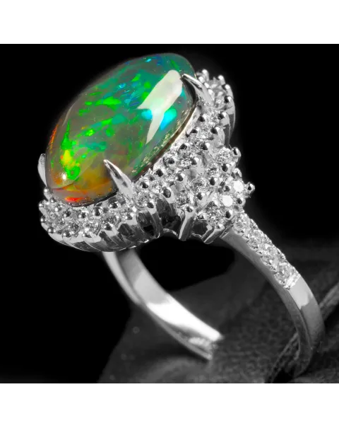 Anello in Oro Bianco con Opale Nero Etiope e 50 Diamanti.