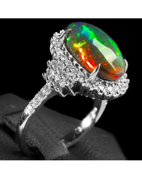 Anello in Oro Bianco con Opale Nero Etiope e 50 Diamanti.