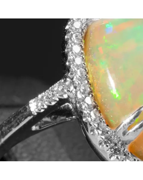 Anello in Oro Bianco con Opale Etiope e Diamanti