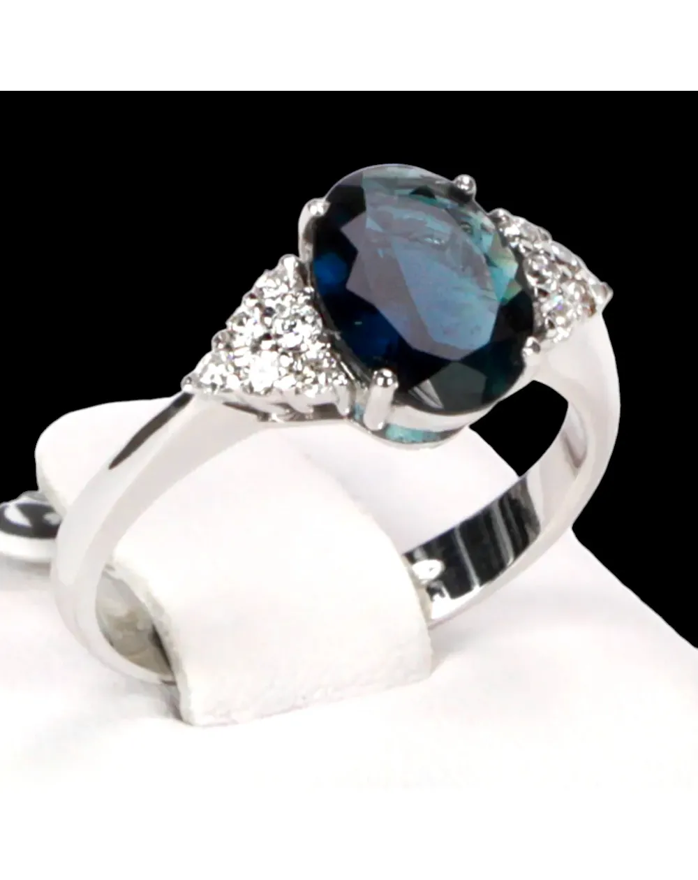 Anello in Oro Bianco con Tormalina Blu e Diamanti