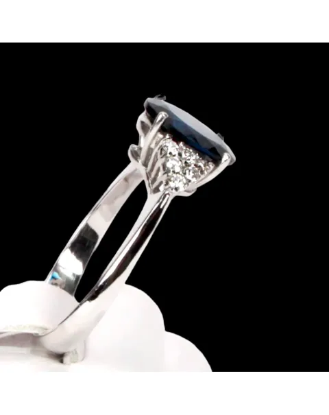 Anello in Oro Bianco con Tormalina Blu e Diamanti