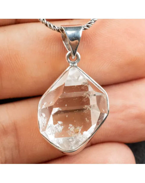 Ciondolo in Argento con Herkimer Diamond – La Purezza della Natura in una Gemma.