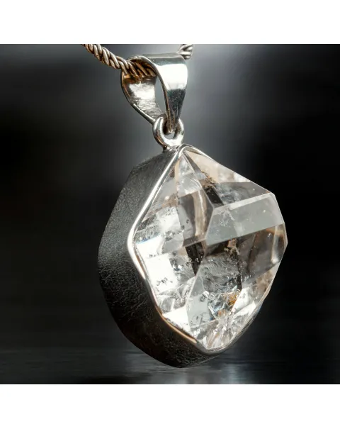 Ciondolo in Argento con Herkimer Diamond – La Purezza della Natura in una Gemma.