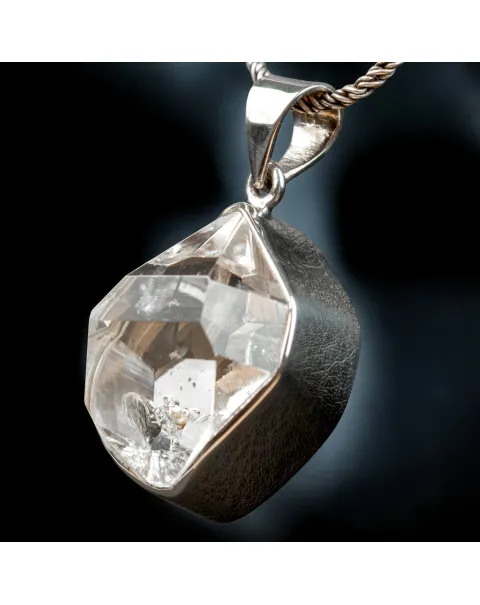 Ciondolo in Argento con Herkimer Diamond – La Purezza della Natura in una Gemma.