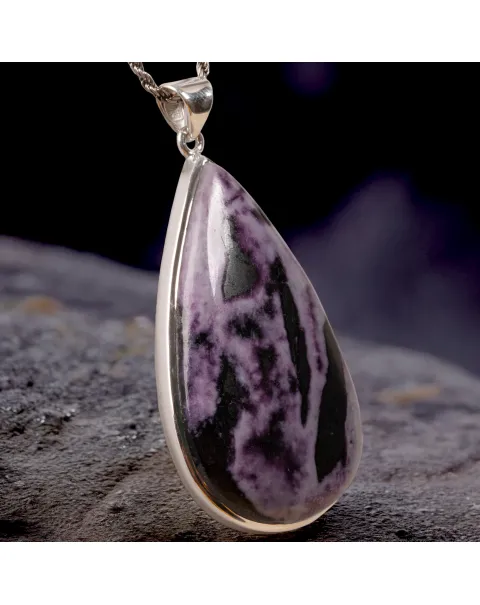 Ciondolo in Argento con Cabochon a Goccia di Kammererite.