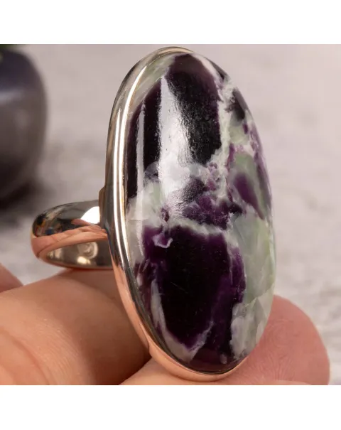Anello in Argento con Cabochon Ovale di Kammererite.