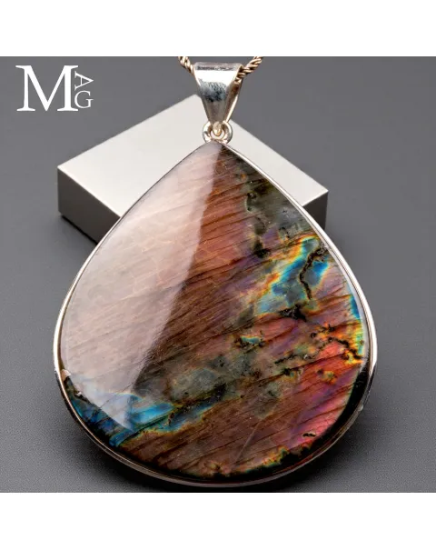 Ciondolo in Argento con Cabochon di Spettrolite.