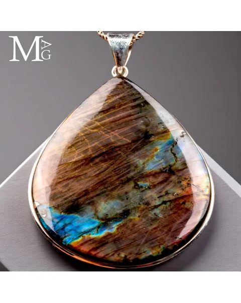 Ciondolo in Argento con Cabochon di Spettrolite.