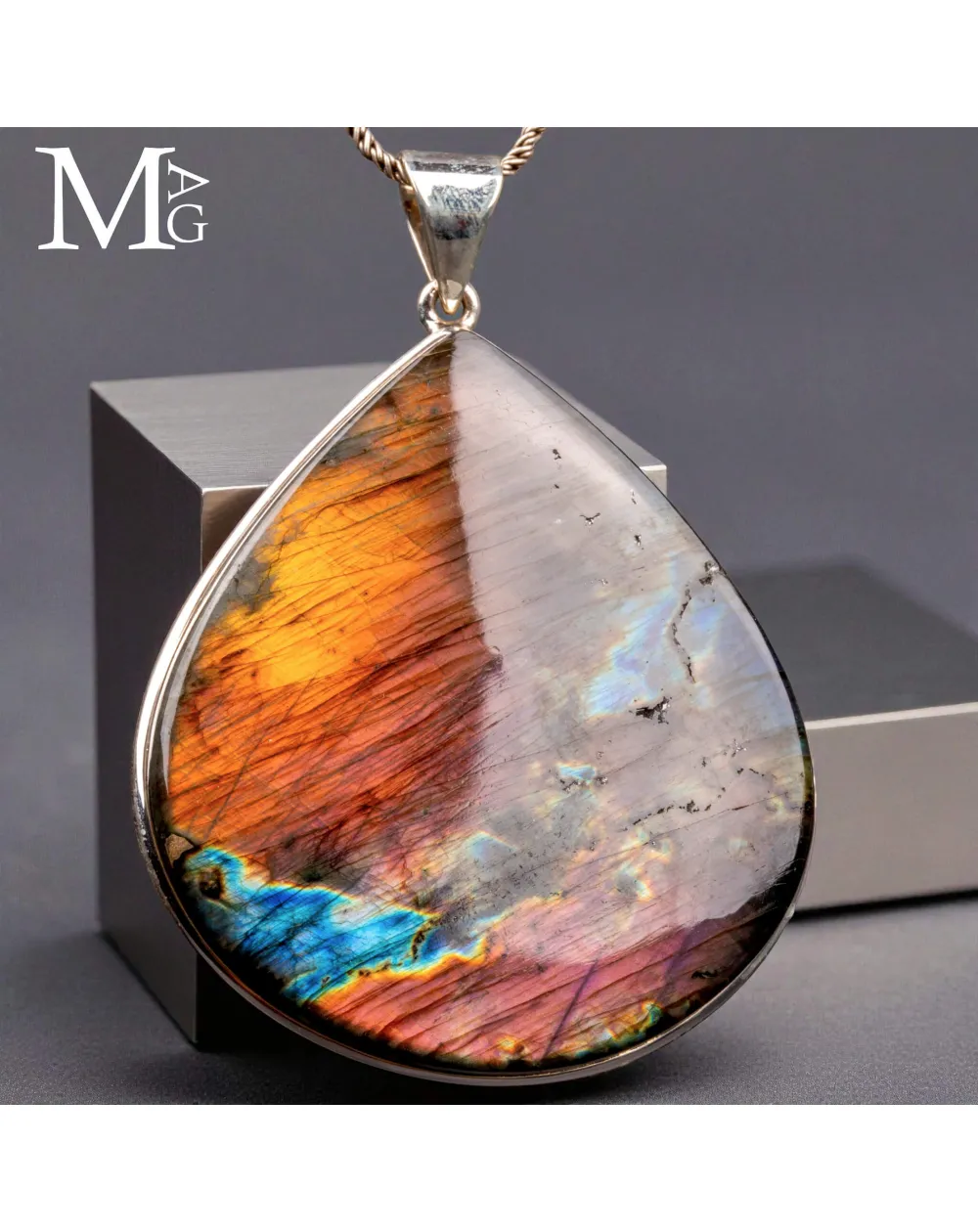Ciondolo in Argento con Cabochon di Spettrolite.