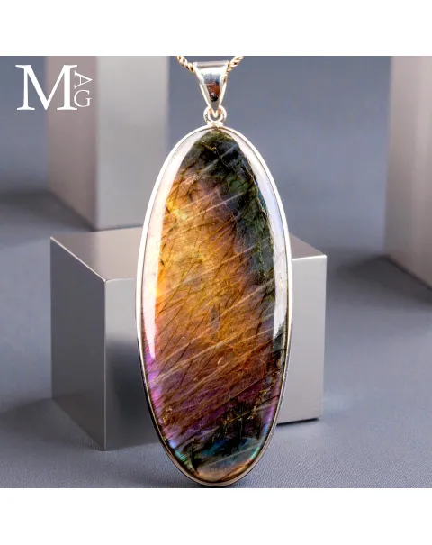 Ciondolo in Argento con Cabochon di Spettrolite.