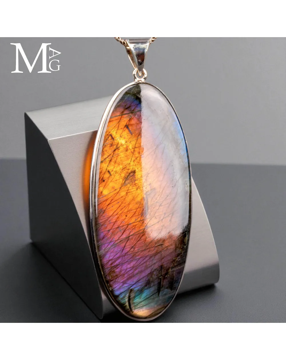 Ciondolo in Argento con Cabochon di Spettrolite.