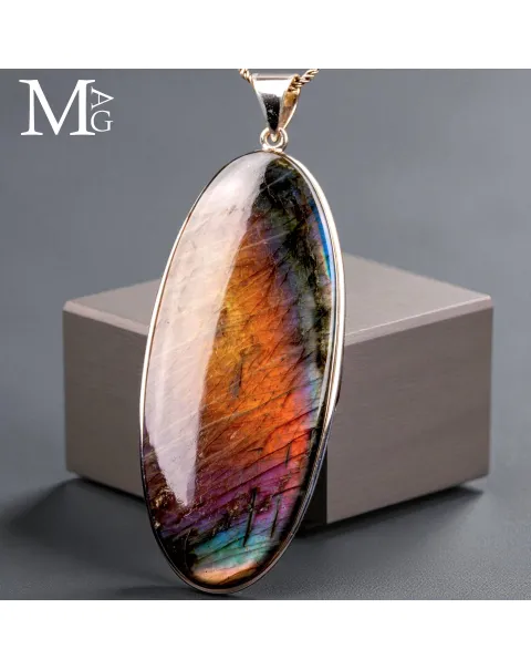 Ciondolo in Argento con Cabochon di Spettrolite.