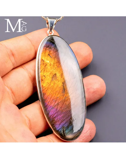 Ciondolo in Argento con Cabochon di Spettrolite.