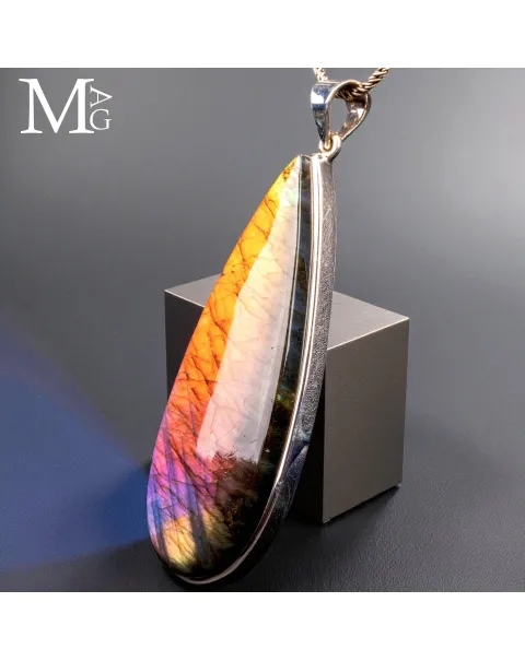 Gioiello in Argento con Gemma di Labradorite – varietà Spettrolite.