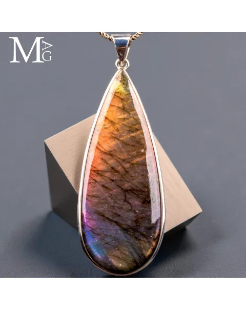 Gioiello in Argento con Gemma di Labradorite – varietà Spettrolite.