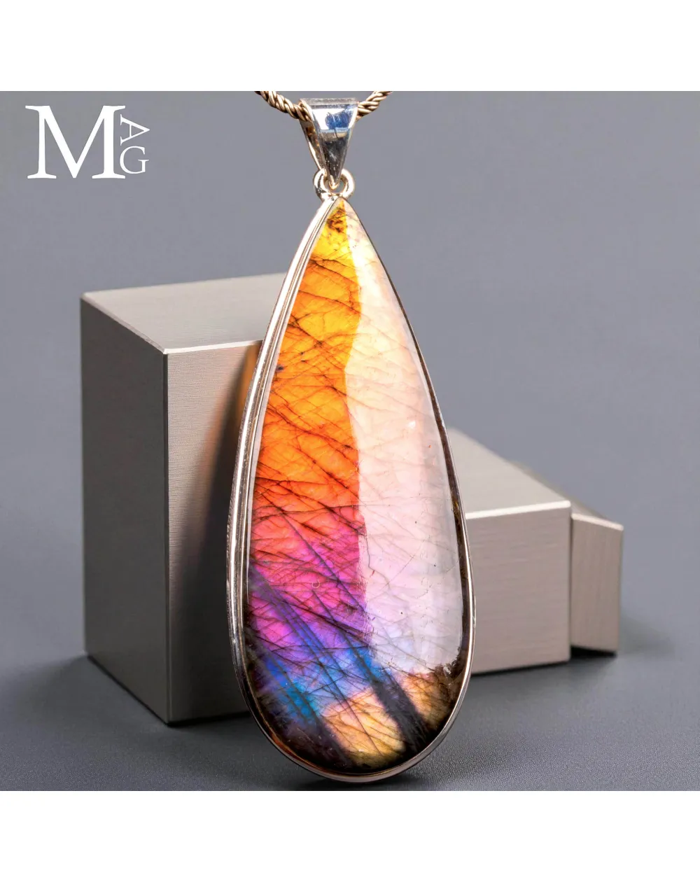 Gioiello in Argento con Gemma di Labradorite – varietà Spettrolite.