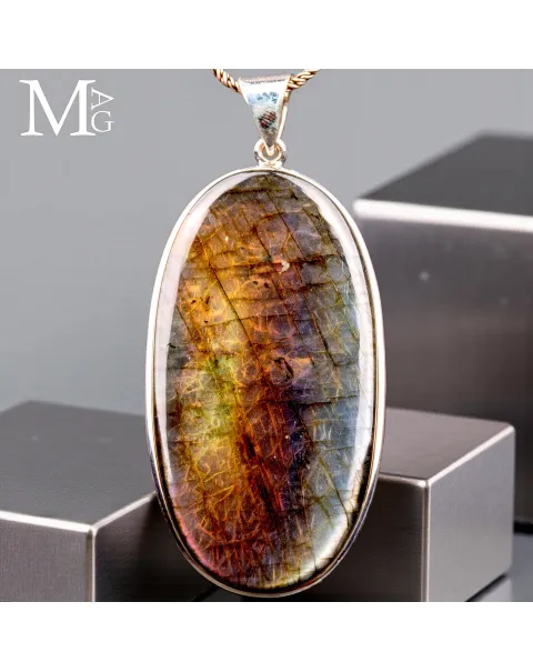 Ciondolo con Gemma di Spectrolite – Varietà Rara di Labradorite.