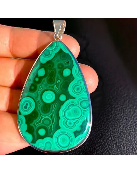 Pendente con grande cabochon in malachite Ocellata