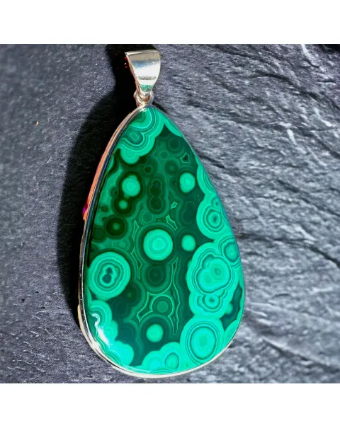 Pendente con grande cabochon in malachite Ocellata
