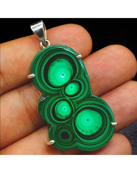 Malachite dai Cerchi Concentrici – Gioiello Unico e Raffinato.