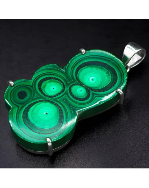 Malachite dai Cerchi Concentrici – Gioiello Unico e Raffinato.