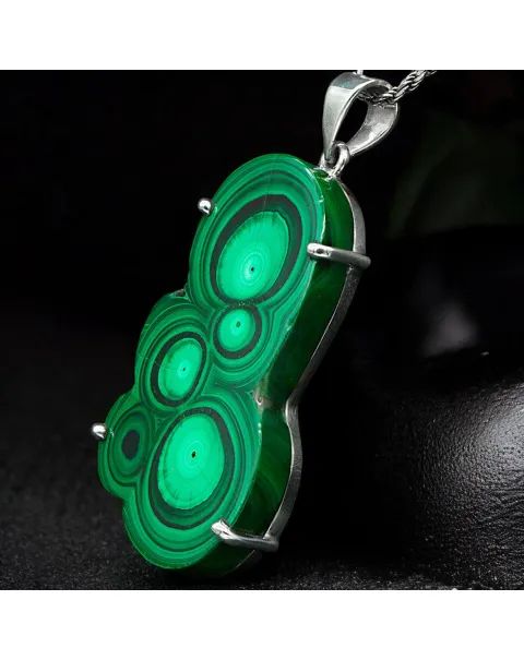 Malachite dai Cerchi Concentrici – Gioiello Unico e Raffinato.