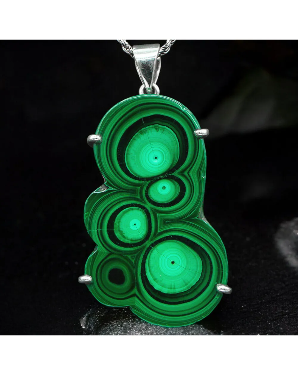 Malachite dai Cerchi Concentrici – Gioiello Unico e Raffinato.