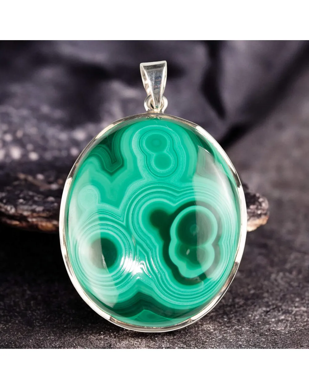 Ciondolo in Argento con Grande Malachite Cabochon.