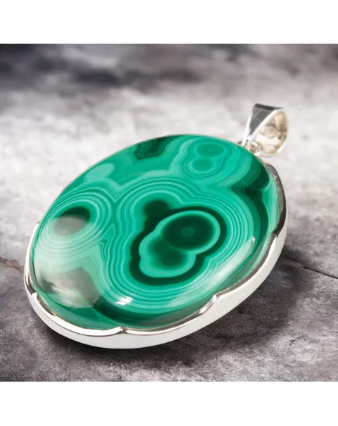 Ciondolo in Argento con Grande Malachite Cabochon.
