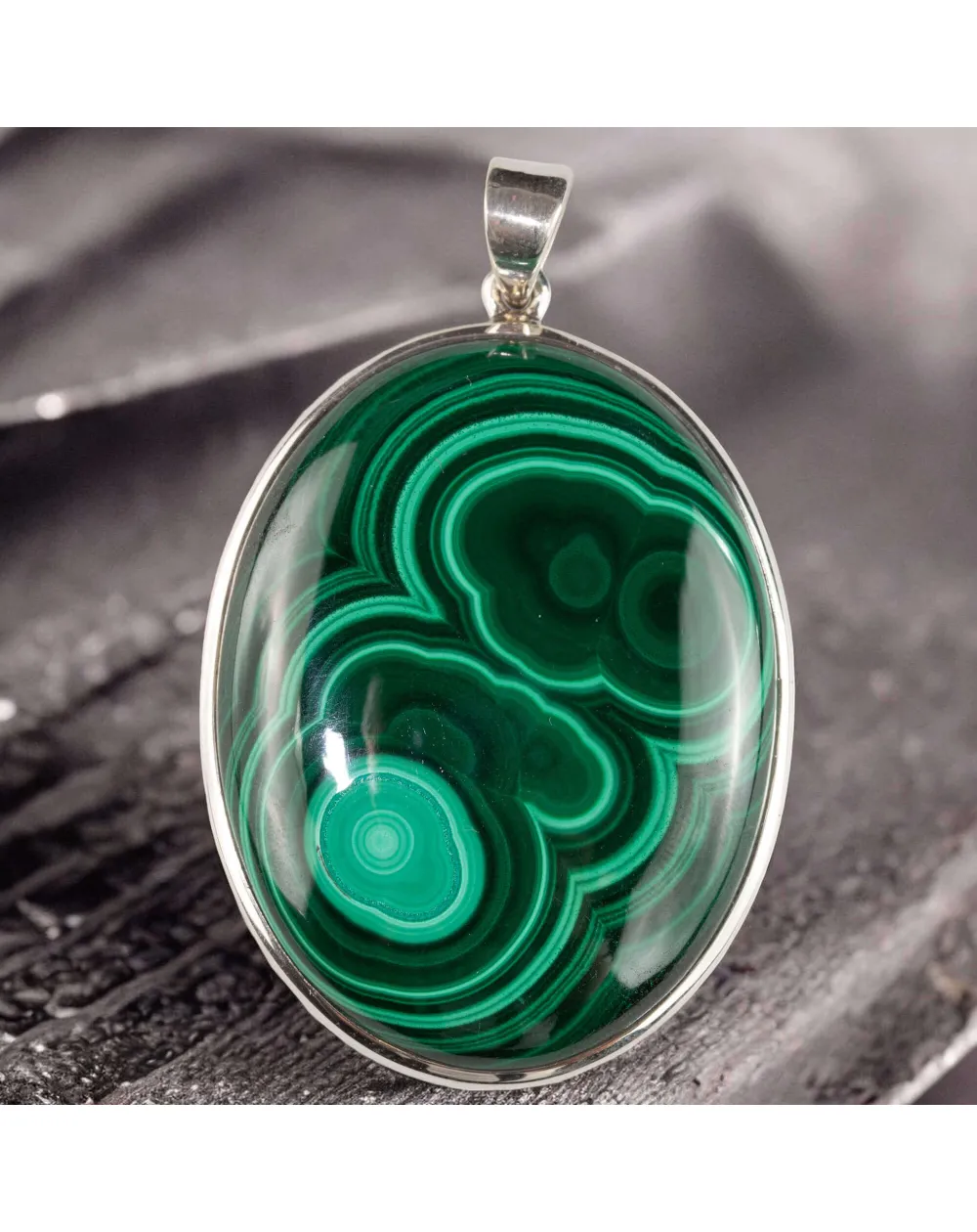 Ciondolo in Argento con Malachite Cabochon – Un Gioiello di Verde Naturale e Mistero.
