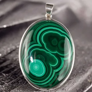 Ciondolo in Argento con Malachite Cabochon – Un Gioiello di Verde Naturale e Mistero.