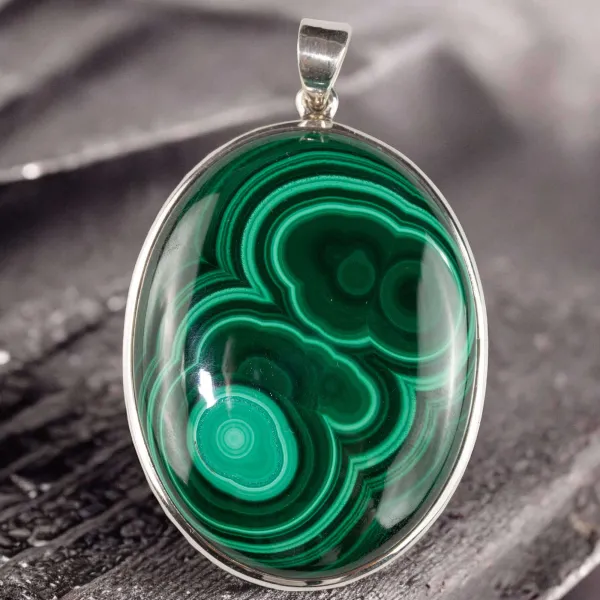 Ciondolo in Argento con Malachite Cabochon – Un Gioiello di Verde Naturale e Mistero.