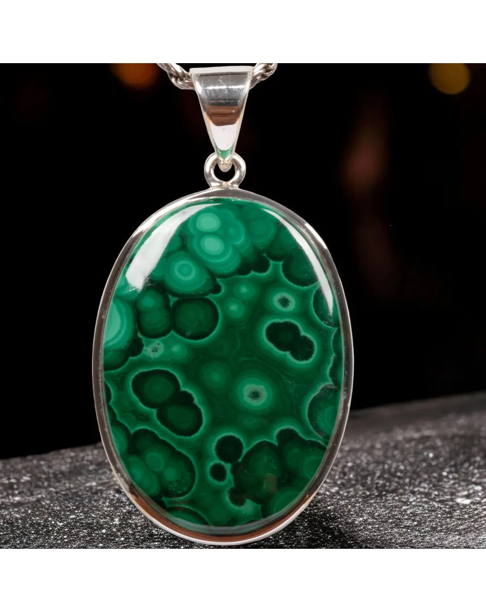 Ciondolo in Argento con Malachite Cabochon – Un Gioiello di Verde Naturale e Mistero.