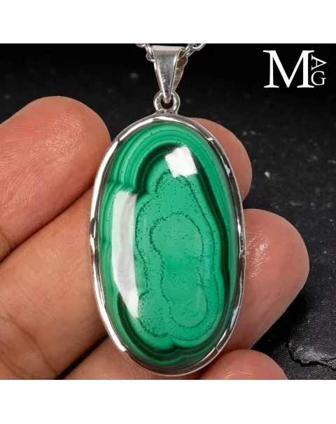Ciondolo in argento con malachite ovale del Congo