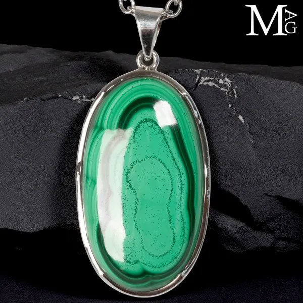 Ciondolo in argento con malachite ovale del Congo