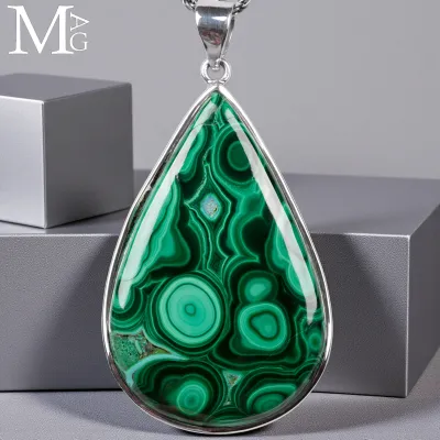 Ciondolo in Argento con Malachite Naturale – Cabochon a Goccia