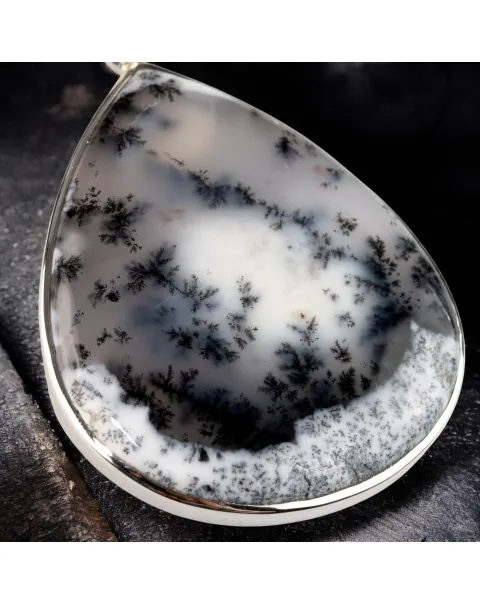 Ciondolo con Cabochon di Merlinite: Dualità e la Saggezza Spirituale.