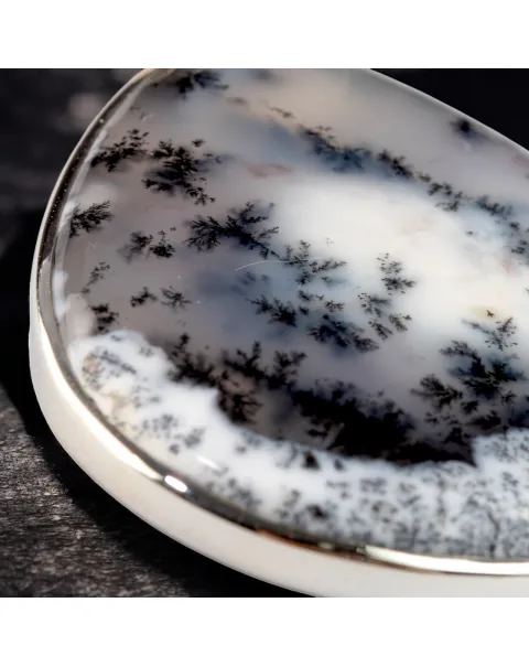 Ciondolo con Cabochon di Merlinite: Dualità e la Saggezza Spirituale.