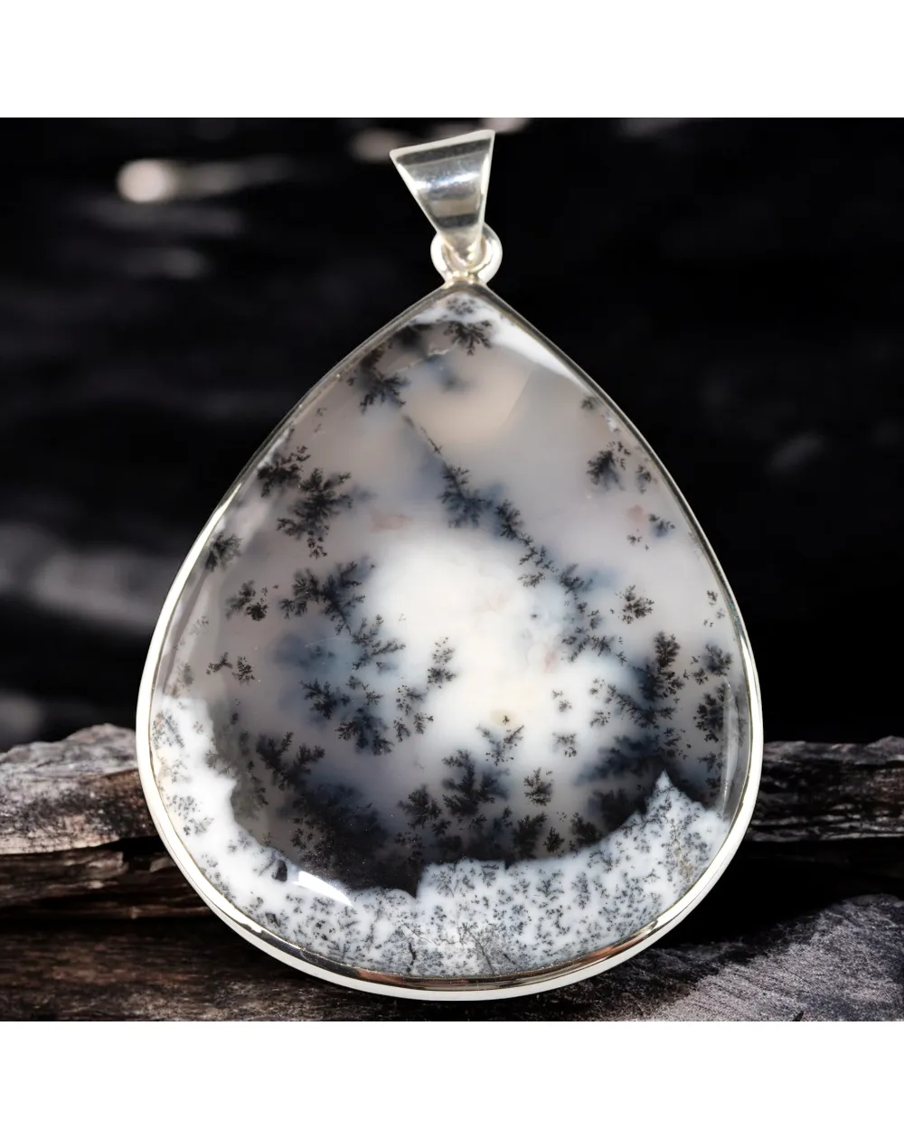 Ciondolo con Cabochon di Merlinite: Dualità e la Saggezza Spirituale.