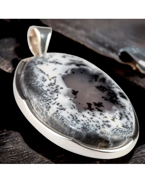 Gioiello con Cabochon di Merlinite: Magia e Saggezza del Mago Merlino.
