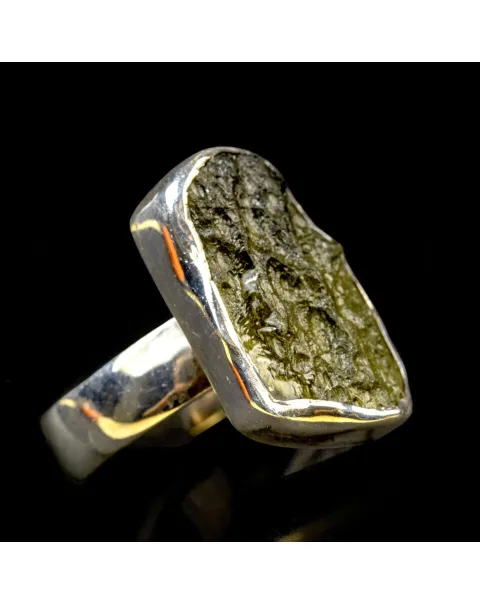 Anello in Moldavite: Un Gioiello connesso al Cosmo.