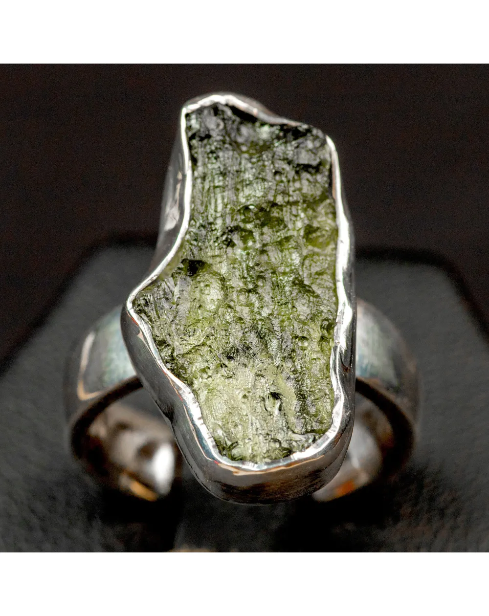 Anello in Moldavite: Connessione Cosmica.