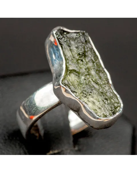 Anello in Moldavite: Connessione Cosmica.